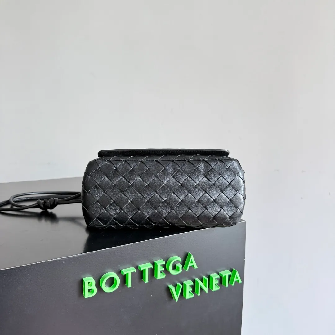 Batch 1680 Bottega Veneta’s new early spring products are here◍˃ᵕ˂◍ This super cute little bag captures my heart every time. This kind of simple little bag that can be carried on the back at any time is really convenient. The surprise of this Notturno clutch lies in the three independent spaces inside. Babies with a lot of belongings must be able to empathize with the tiredness of searching for items for a long time every time. This divided area design simply captures my heart. Style number: 843893 Size: 21*11*9cm